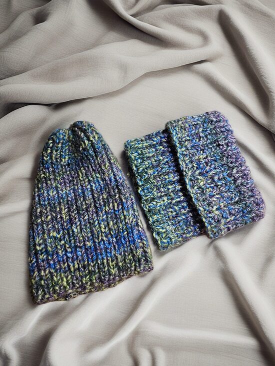 Cepure un tuneļveida šalle (raiba, zili zaļos toņos)